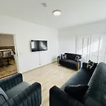 Casa de Férias Stilvolles Stadthaus Mit 5 Schlafzimmern Und 2 Baedern In *